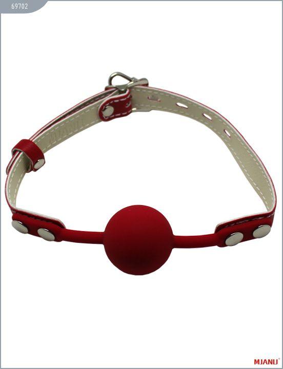 Красный силиконовый кляп с фиксацией красными кожаными ремешками 