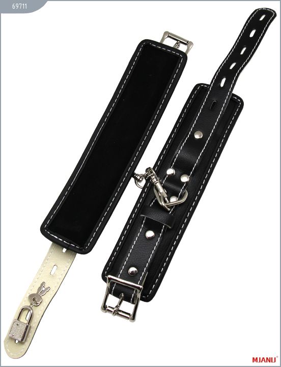 Чёрные наручники на мягкой подкладке с фиксацией от Intimcat