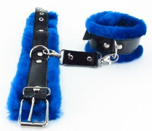 Синие меховые наручники с ремешками из лакированной кожи - искусственный мех