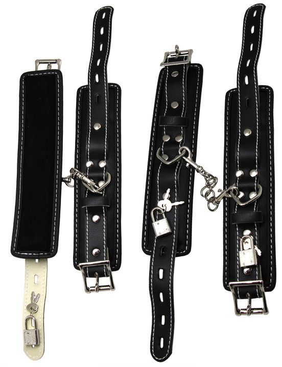 Черные регулируемые наручники с подкладом на карабинах Eroticon