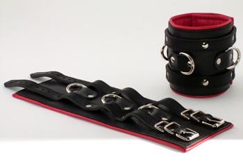 Широкие подвёрнутые наручники с красным подкладом - натуральная кожа