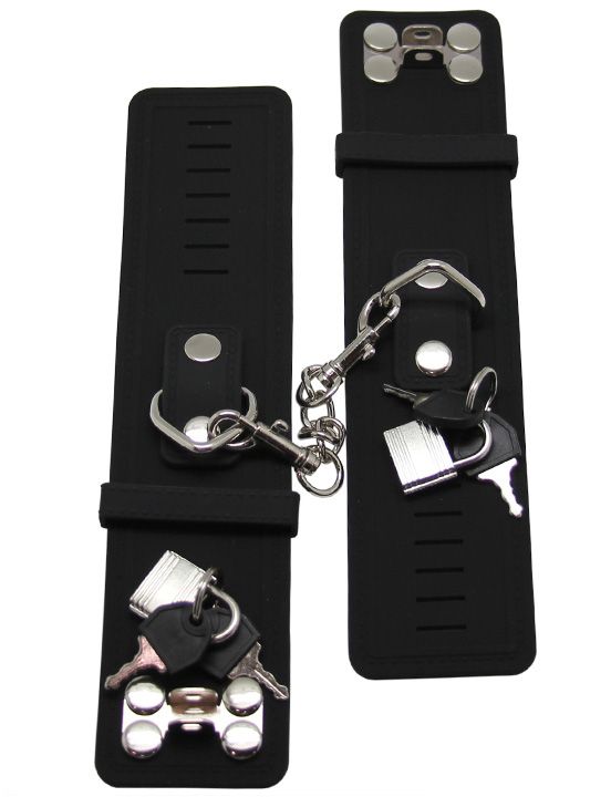 Черные силиконовые наручники с фиксацией на карабинах от Intimcat