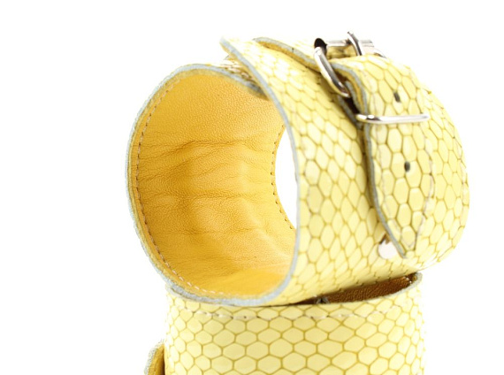 Кожаные наручники  Желтый питон от Intimcat