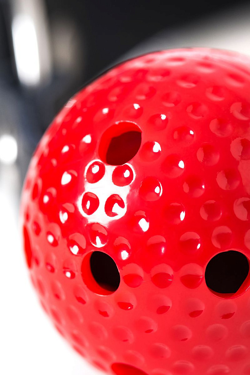 Красный кляп-шарик на черном регулируемом ремешке - фото 7