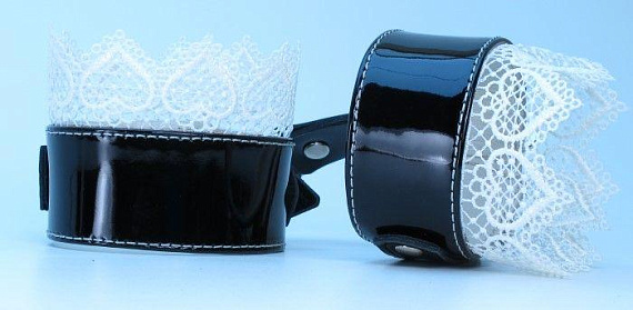 Изысканные чёрные наручники с белым кружевом - натуральная кожа