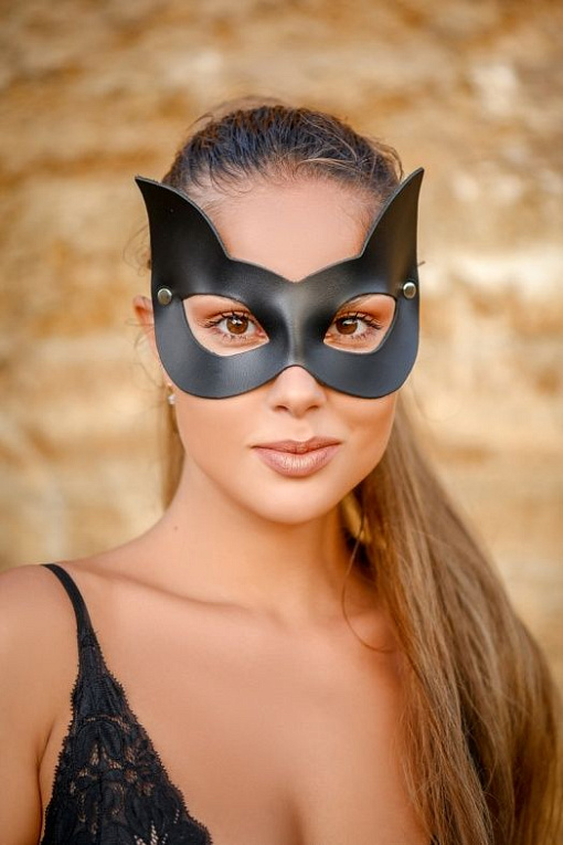 Черная кожаная маска с прорезями для глаз и ушками от Intimcat