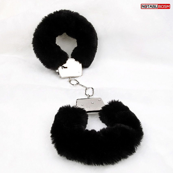 Черные меховые наручники на сцепке с ключиками от Intimcat