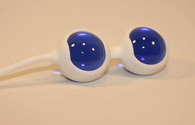 Сине-белые вагинальные шарики для тренировки интимных мышц
