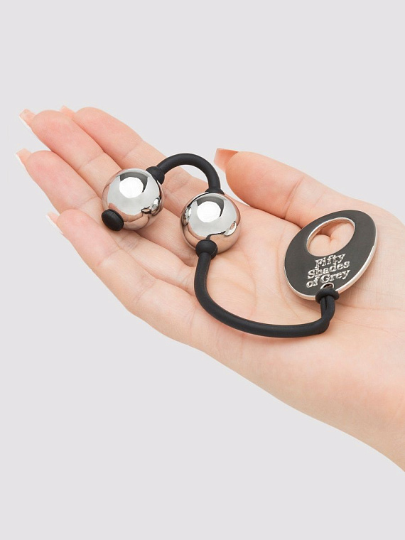 Серебристые шарики Inner Goddess Mini Silver Pleasure Balls 85g на черном силиконовом шнурке Fifty Shades of Grey