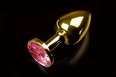 Маленькая золотистая анальная пробка с рубиновым кристаллом - 7,5 см.