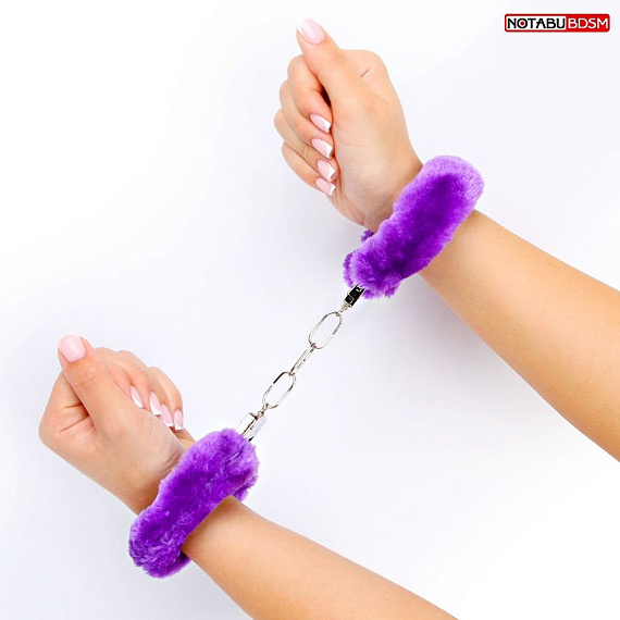 Металлические наручники с мягкой фиолетовой опушкой от Intimcat