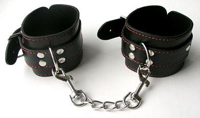 Черные наручники с застежкой на карабинах