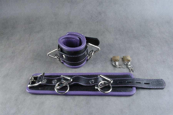 Подвёрнутые кожаные наручники с фиолетовым подкладом - натуральная кожа