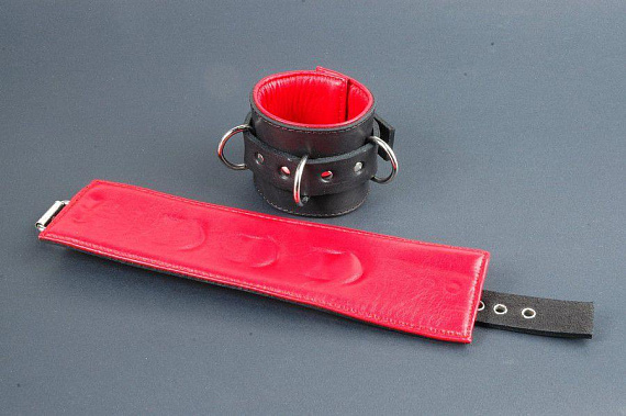 Поддвернутые чёрные наручники с застежкой-ремешком и красной изнанкой - натуральная кожа