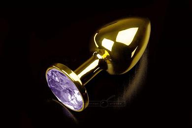 Маленькая золотистая анальная пробка с светло-фиолетовым кристаллом - 7,5 см.