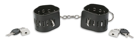 Чёрные наручники с кольцами - искусственная кожа