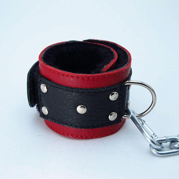 Красно-чёрные кожаные наручники с меховым подкладом от Intimcat