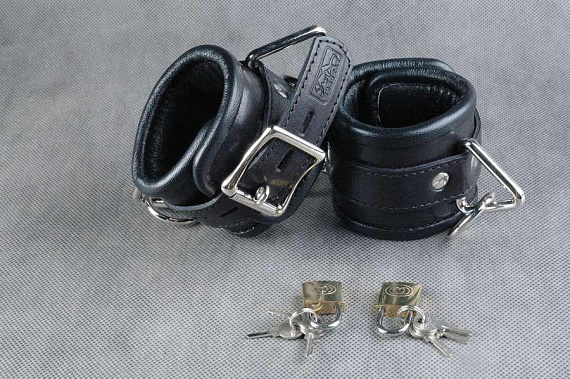 Чёрные подвёрнутые наручники из кожи