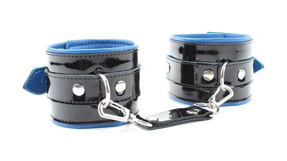 Чёрные лаковые наручники с синим подкладом - натуральная кожа