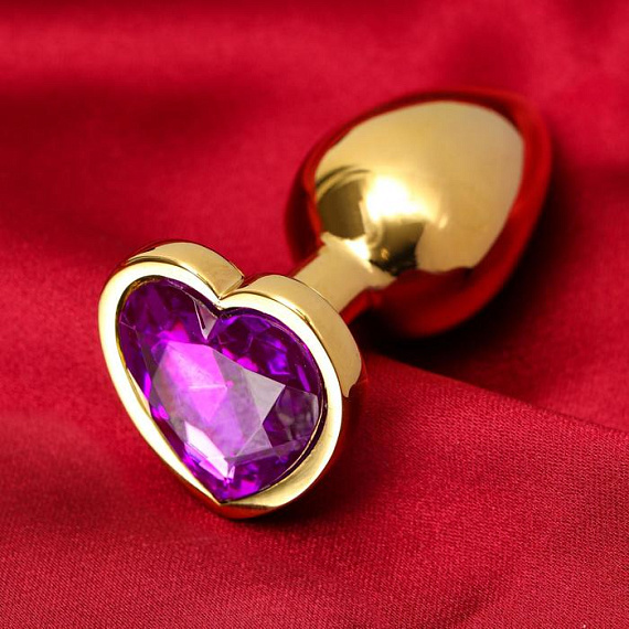 Золотистая анальная пробка с фиолетовым кристаллом в форме сердца - металл