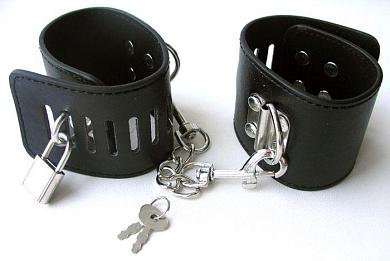 Черные наручники с на цепочке с карабинами и замочками