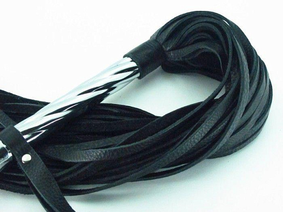 Черная плеть с металлической рукоятью - 60 см. от Intimcat