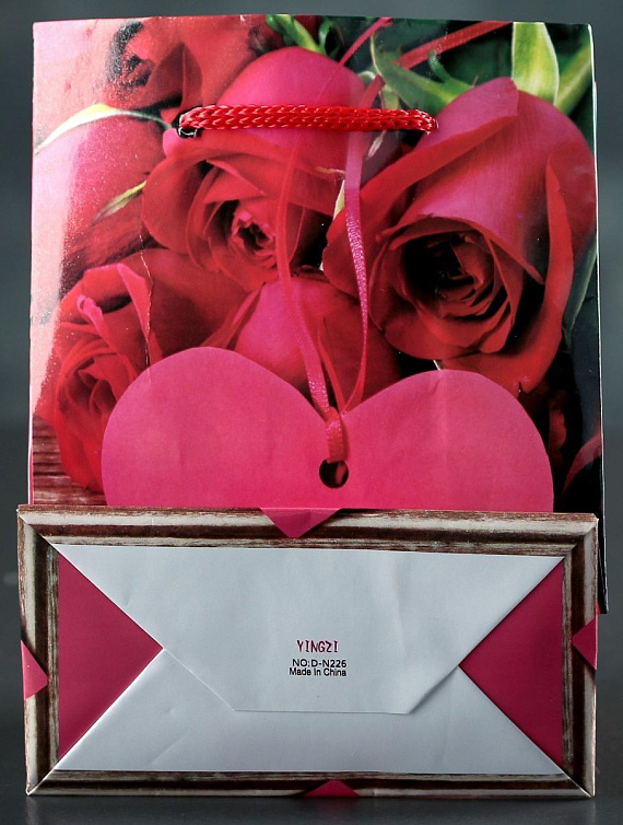 Пакет Love с розочками и сердечками - 15 х 12 см. - бумага