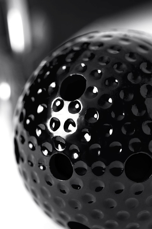 Черный кляп-шарик с отверстиями на регулируемом ремешке - фото 7