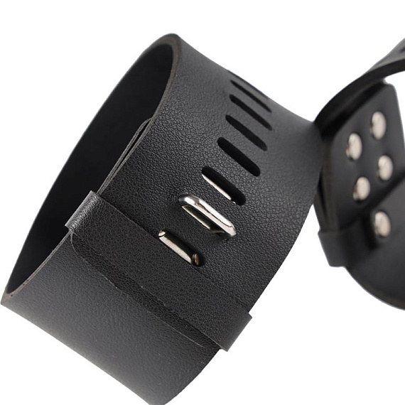 Черные гладкие наручники с металлическими вставками - искусственная кожа