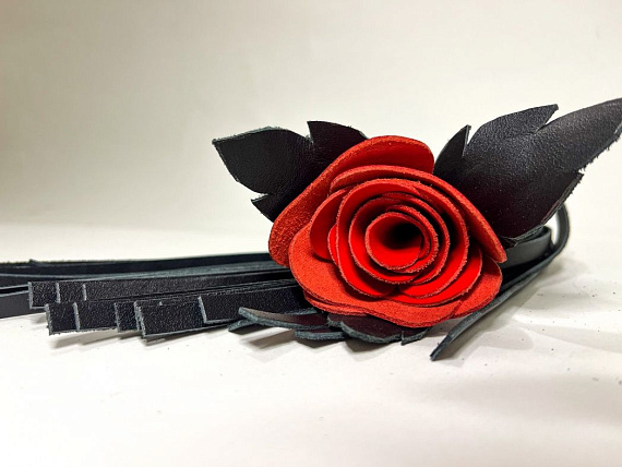 Черная кожаная плеть с красной лаковой розой в рукояти - 40 см. от Intimcat