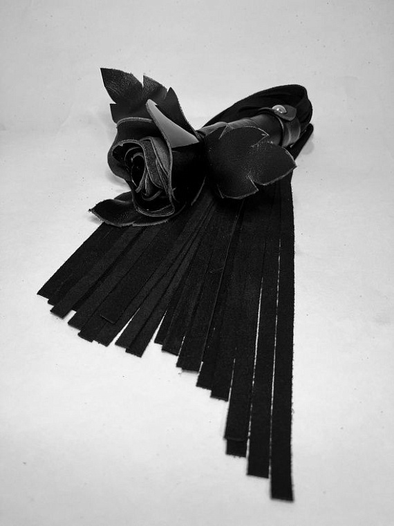 Черная замшевая плеть с лаковой розой в рукояти - 40 см. БДСМ Арсенал