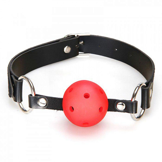 Красный кляп-шарик с отверстиями для дыхания и регулируемым ремешком - полиуретан