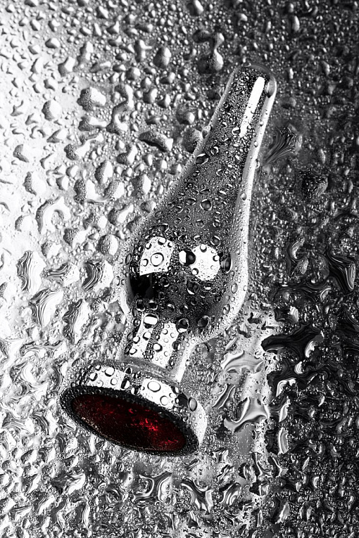 Серебристая удлиненная коническая анальная пробка с красным кристаллом - 10 см. - фото 8
