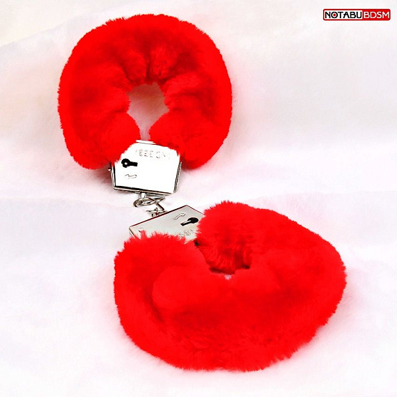 Красные меховые наручники на сцепке с ключиками от Intimcat
