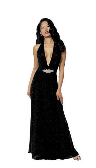 Длинное черное платье с украшением