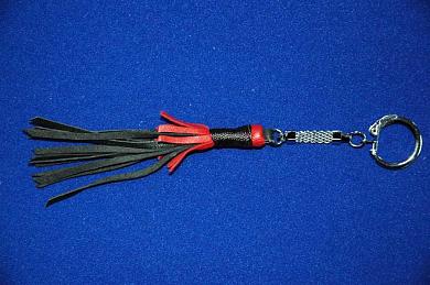 Чёрно-красный брелок для ключей в форме плёточки