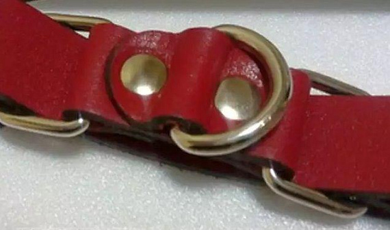 Красные ременные наручники с полукольцом - натуральная кожа