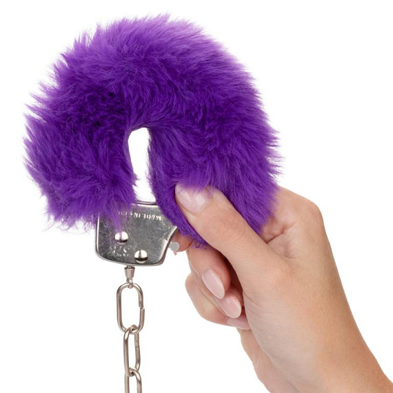 Металлические наручники с фиолетовым мехом Ultra Fluffy Furry Cuffs - фото 5