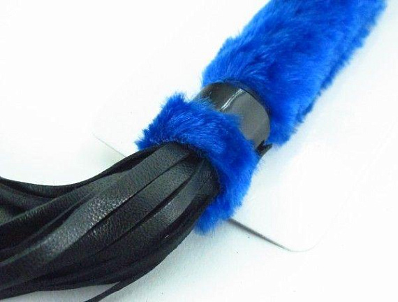 Черная плеть с синей меховой рукоятью - 44 см. от Intimcat