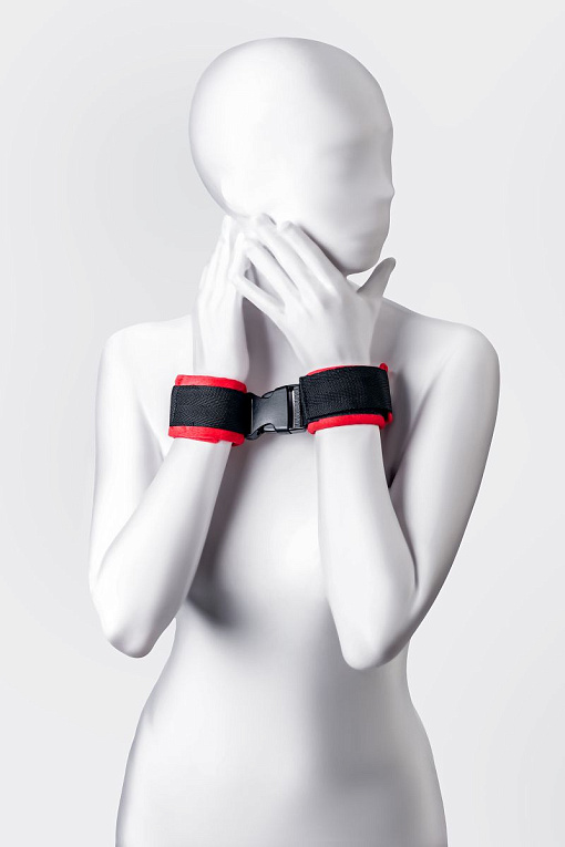 Красно-черные велюровые наручники Anonymo ToyFa