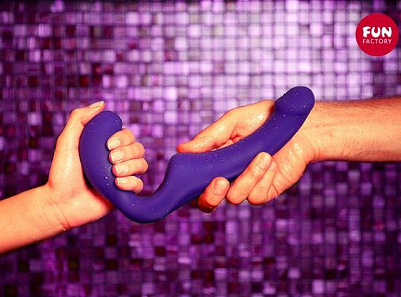 Фиолетовый безремневой страпон Share из нежного силикона от Intimcat