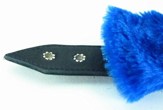Синие меховые наручники с ремешками из лакированной кожи от Intimcat
