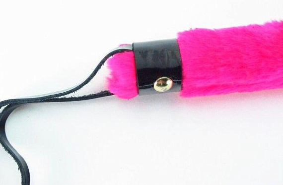 Черная лаковая плеть с розовой меховой рукоятью - 44 см. от Intimcat