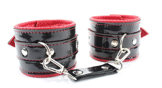 Чёрно-красные лаковые перфорированные наручники от Intimcat
