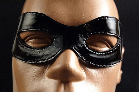Чёрная лаковая маска на глаза  Хищница - натуральная кожа