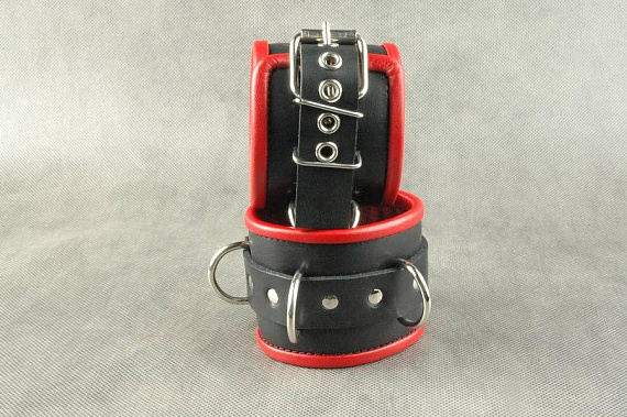 Чёрные обернутые наручники с 3 сварными D-кольцами и красным подкладом от Intimcat