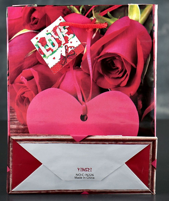 Пакет Love с розочками и сердечками - 23 х 18 см. - бумага
