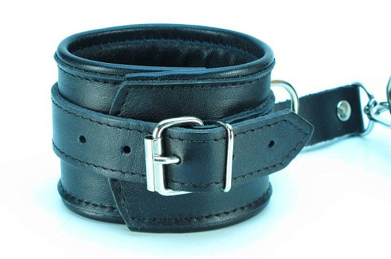 Черные кожаные наручники с металлическими клепками от Intimcat