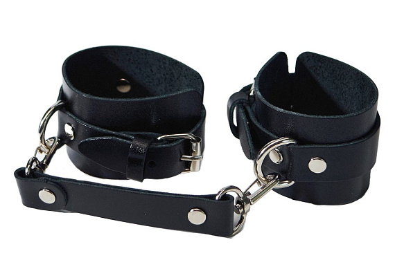 Черные кожаные наручники с соединением на карабинах - натуральная кожа, металл
