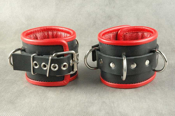 Чёрные обернутые наручники с 3 сварными D-кольцами и красным подкладом - натуральная кожа